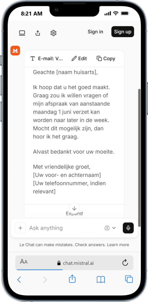 ChatGPT gebruiken voor emails. Illustratie van een smartphone met een chatgesprek tussen arts en patiënt via WegwijsAI.