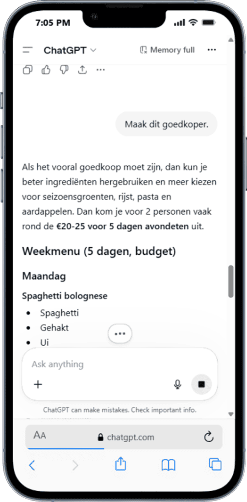 WegwijsAI logo en chatbot op mobiele telefoon voor slimme AI-ondersteuning.