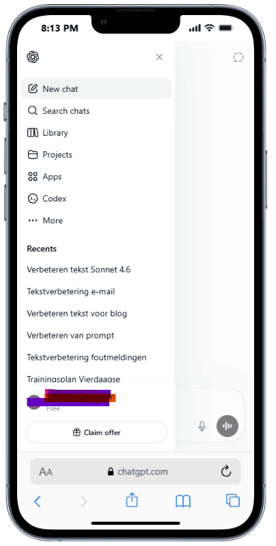 WegwijsAI chatbot op mobiele telefoon voor AI-ondersteuning.