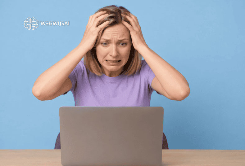 Wat moet je typen in ChatGPT Verwarde vrouw die haar hoofd vasthoudt en zich zorgen maakt terwijl ze naar haar laptop kijkt.