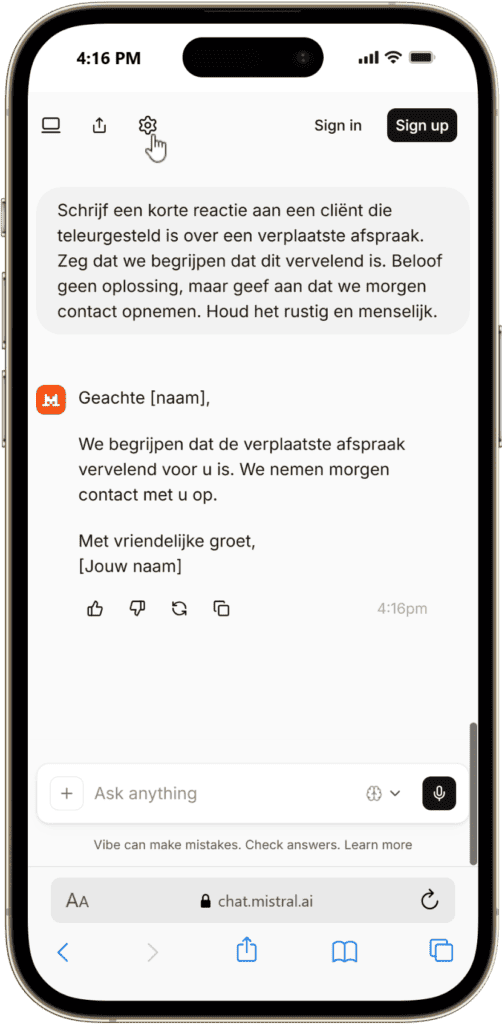 WegwijsAI chat interface op smartphone voor snelle communicatie.
