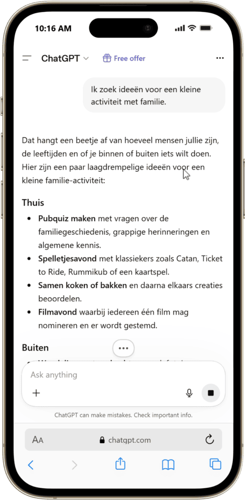 Smartphone met chatgesprek over familieactiviteiten en creatieve ideeën voor kinderen en gezinnen.