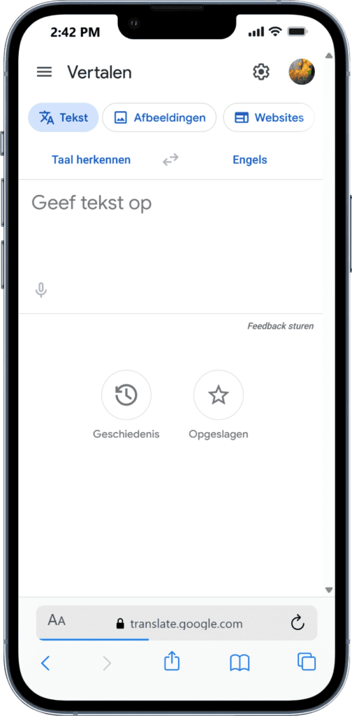 ChatGPT vs Google Translate WegwijsAI logo en app-interface op smartphone voor AI-ondersteuning.