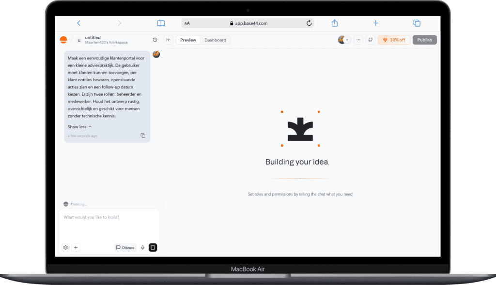WegwijsAI interface op laptop voor no-code app ontwikkeling.