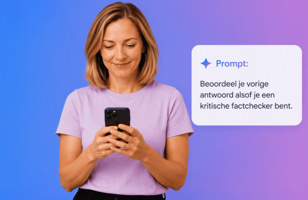 Sanne staat in het midden en kijkt naar haar telefoon, met rechts de prompt om Gemini een vorig antwoord kritisch te laten controleren.