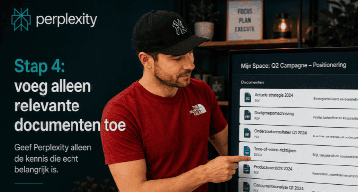 Persoon met NY-pet selecteert relevante bedrijfsdocumenten voor een Perplexity Space op een digitaal dashboard, waaronder strategie, doelgroepomschrijving, onderzoeksresultaten en tone-of-voice-richtlijnen.